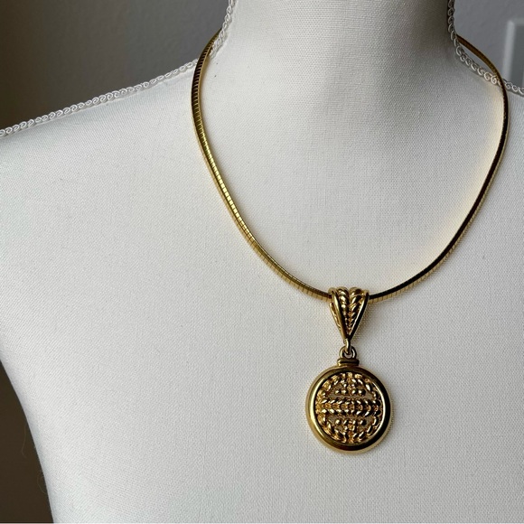 🌟2x Host Pick🌟 Vtg GIVENCHY Pendant Thick Rope Gold-Plate Enhancer Omega Chain - Picture 1 of 15